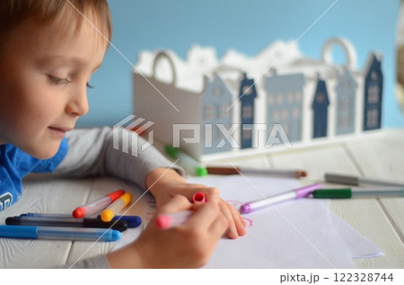Little artist draws a family 122328744