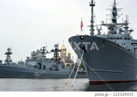 warships in the bay in rainy weather in Vladivostok 122329355