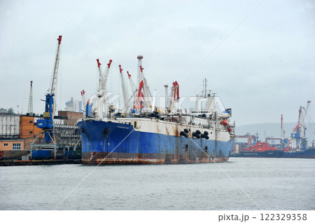 ships in port in rainy weather in Vladivostok 122329358