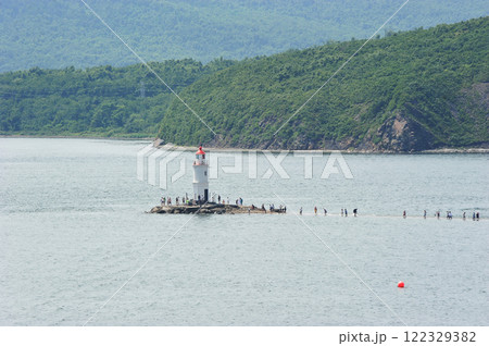 view of the Tokarevskaya Koshka lighthouse in Vladivostok 122329382