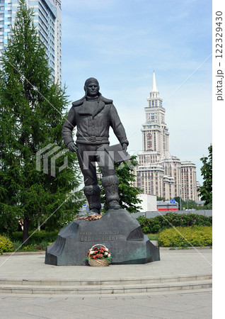monument to Soviet pilot Vodopyanov on the Khodynka field 122329430