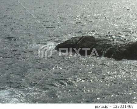 鎌倉＆江ノ島散策　2023年版　岩屋橋から　海岸に打ち寄せる波 122331469