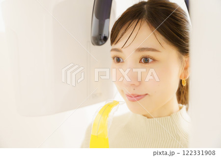 歯のレントゲン写真を撮る若い女性 122331908