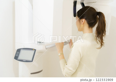 歯のレントゲン写真を撮る若い女性 122331909