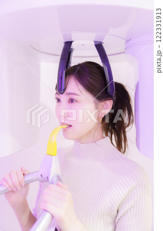 歯のレントゲン写真を撮る若い女性 歯のレントゲン写真を撮る若い女性 122331913