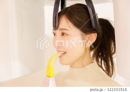 歯のレントゲン写真を撮る若い女性 歯のレントゲン写真を撮る若い女性 122331918