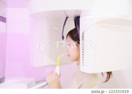 歯のレントゲン写真を撮る若い女性 歯のレントゲン写真を撮る若い女性 122331919