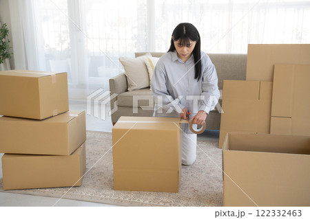 若い女性の引っ越しシーン 若い女性の引っ越しシーン 122332463