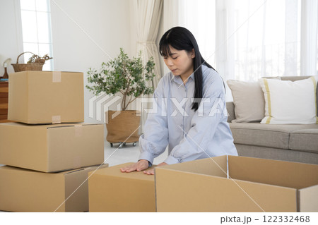 若い女性の引っ越しシーン 若い女性の引っ越しシーン 122332468