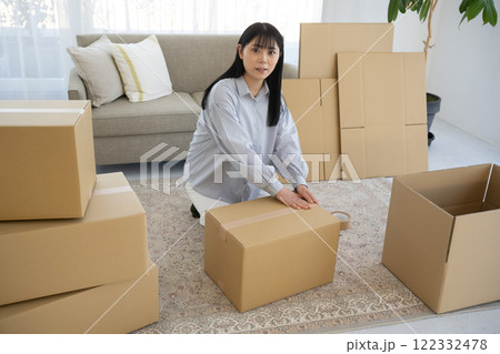 若い女性の引っ越しシーン 122332478
