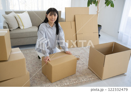若い女性の引っ越しシーン 若い女性の引っ越しシーン 122332479
