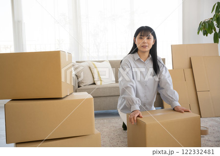 若い女性の引っ越しシーン 若い女性の引っ越しシーン 122332481