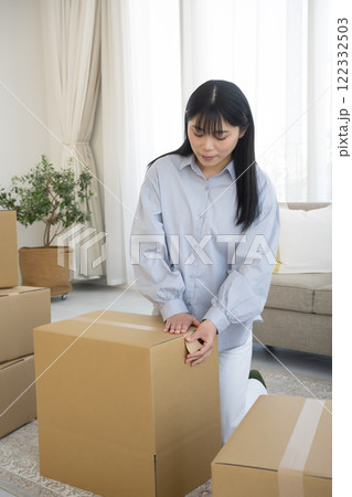 若い女性の引っ越しシーン 122332503