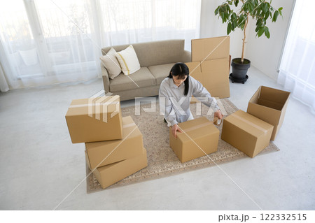 段ボールにガムテープを張る女性 122332515