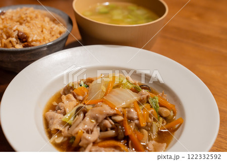 肉野菜あんかけと炊き込みご飯 肉野菜あんかけと炊き込みご飯 122332592