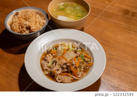 肉野菜あんかけと炊き込みご飯 肉野菜あんかけと炊き込みご飯 122332593