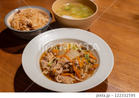 肉野菜あんかけと炊き込みご飯 122332595