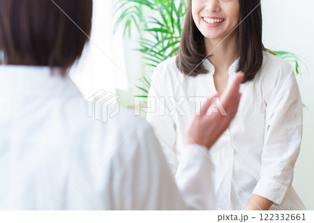 医師の診察を受ける女性 医師の診察を受ける女性 122332661