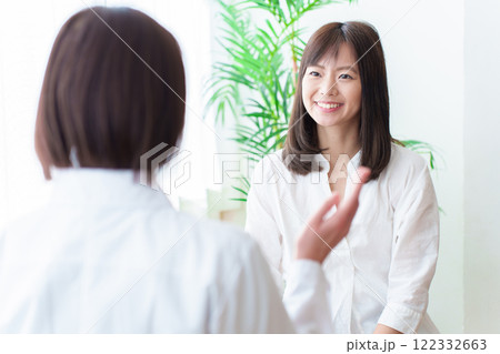 医師の診察を受ける女性 122332663