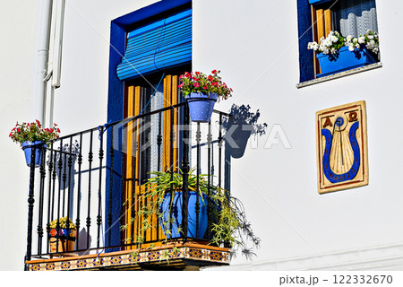 Typical white facades with flowers on the balconies of the streets of the famous Peniscola castle, Castellon, Valencian Community, Spain 122332670