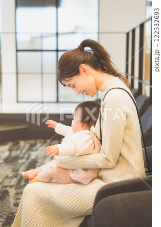 乳児検診を受ける乳児と母親 乳児検診を受ける乳児と母親 122332693
