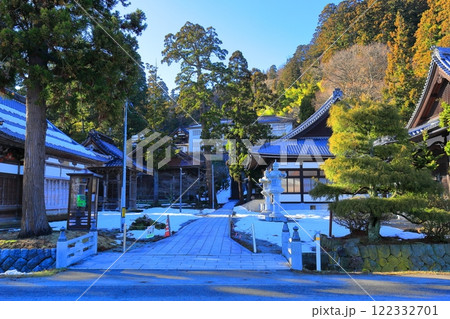 雪残る睦月の善宝寺 122332701
