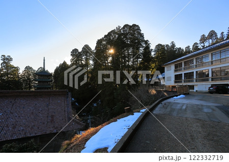 雪残る睦月の善宝寺 122332719