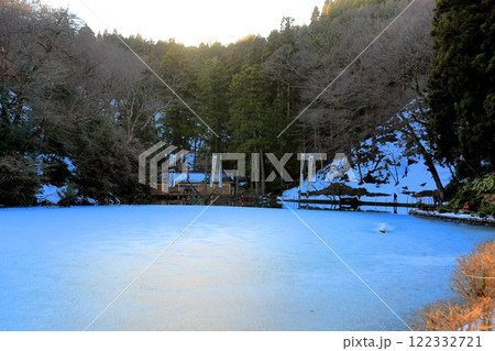 雪残る善宝寺　睦月氷結の貝喰池 122332721