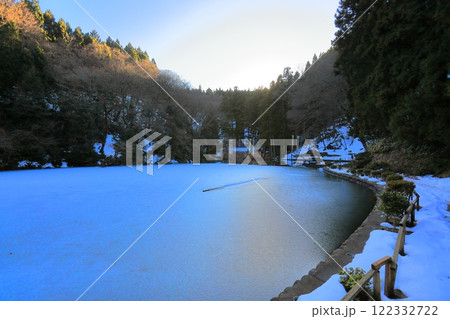 雪残る善宝寺 睦月氷結の貝喰池 雪残る善宝寺 睦月氷結の貝喰池 122332722