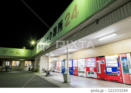 【コインスナック御所24】夜の沢山の自動販売機が並ぶ風景 122333294