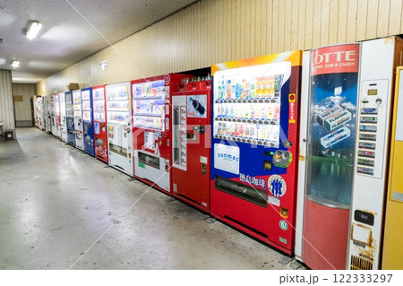 【コインスナック御所24】夜の沢山の自動販売機が並ぶ風景 【コインスナック御所24】夜の沢山の自動販売機が並ぶ風景 122333297