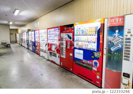 【コインスナック御所24】夜の沢山の自動販売機が並ぶ風景 122333298