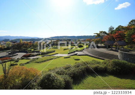 快晴の空と雄大な景色を見渡す紫山公園（日本 宮城県仙台市） 122333934