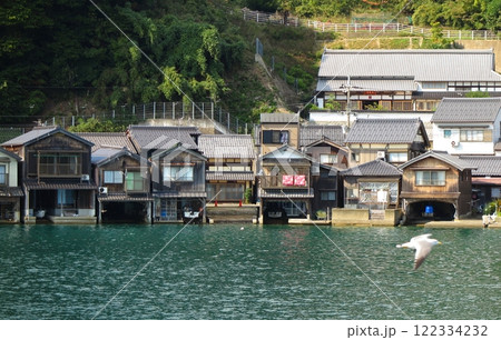 独特の建築「伊根の舟屋」が並ぶ、京都府の伊根湾の景観(遊覧船からの眺め) 独特の建築「伊根の舟屋」が並ぶ、京都府の伊根湾の景観(遊覧船からの眺め) 122334232