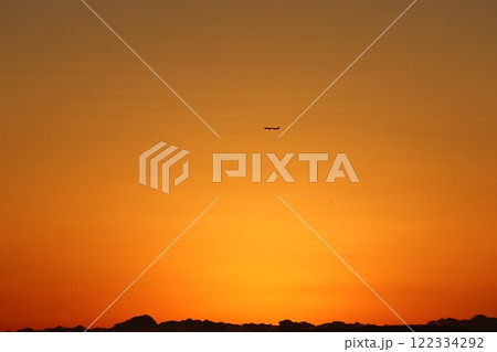 日の出前の空を飛ぶ航空機 日の出前の空を飛ぶ航空機 122334292