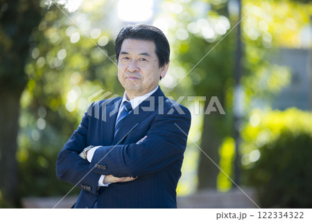 公園のスーツ姿のシニア男性 公園のスーツ姿のシニア男性 122334322