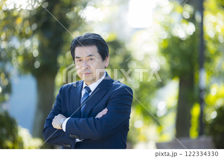 公園のスーツ姿のシニア男性 122334330