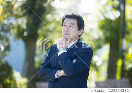 公園のスーツ姿のシニア男性 公園のスーツ姿のシニア男性 122334336