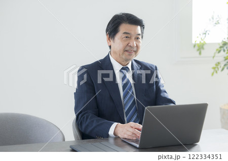パソコンで仕事をするビジネスマン 122334351