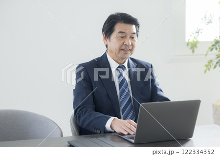 パソコンで仕事をするビジネスマン 122334352