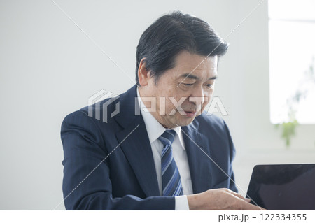 パソコンで仕事をするビジネスマン パソコンで仕事をするビジネスマン 122334355