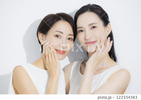 寄り添う二人の女性 122334363