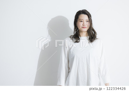 ストレッチをする若い女性 122334426