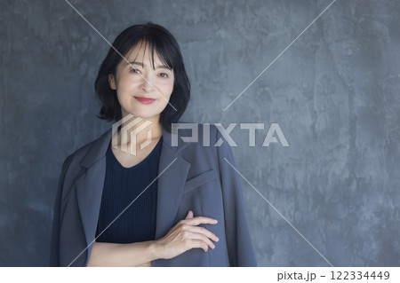 スーツのミドル女性 122334449
