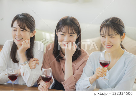 お酒のグラスを持つ女性 お酒のグラスを持つ女性 122334506
