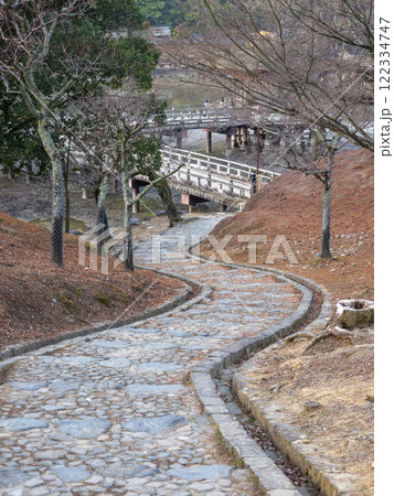 奈良公園鷺池の浮見堂へと続く石畳の階段 奈良公園鷺池の浮見堂へと続く石畳の階段 122334747