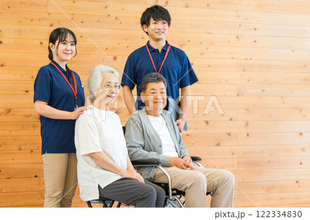 介護施設にいるシニア男女と言語聴覚士・理学療法士の男性(認知症・リハビリ) 介護施設にいるシニア男女と言語聴覚士・理学療法士の男性(認知症・リハビリ) 122334830