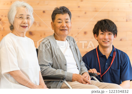 介護施設にいるシニア男女と言語聴覚士・理学療法士の男性(認知症・リハビリ) 介護施設にいるシニア男女と言語聴覚士・理学療法士の男性(認知症・リハビリ) 122334832