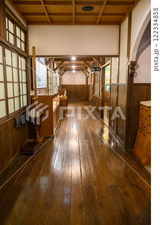 昔懐かしい小学校の校舎内と教室 122334858