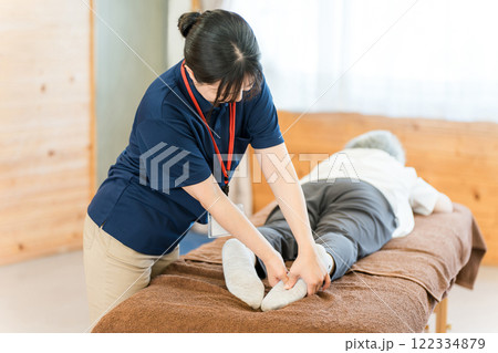 シニア女性をマッサージするあん摩マッサージ指圧師・理学療法士の女性 シニア女性をマッサージするあん摩マッサージ指圧師・理学療法士の女性 122334879